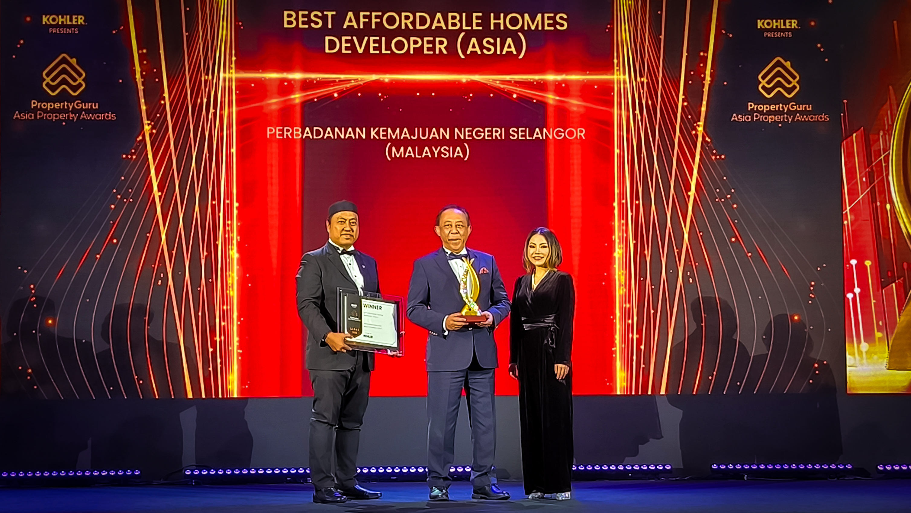 PKNS and Halim Suhor Architect receiving the Best Affordable Home Developer award at Property Guru Award 2023